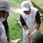 Tim Kesehatan sedang melayani anak sakit Penyakit kulit