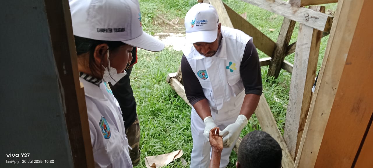 Tim Kesehatan sedang melayani anak sakit Penyakit kulit