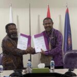 Bupati Tolikara Willem Wandik,S.Sos dan Rektor Unipa Dr. Hugo Warami, S.Pd, M.Hum sedang menunjukkan surat kerjasama usai tandatangani