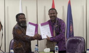 WhatsApp Image 2025-07-31 at 16.32.46 (1) Bupati Tolikara Willem Wandik,S.Sos dan Rektor Unipa Dr. Hugo Warami, S.Pd, M.Hum sedang menunjukkan surat kerjasama usai tandatangani