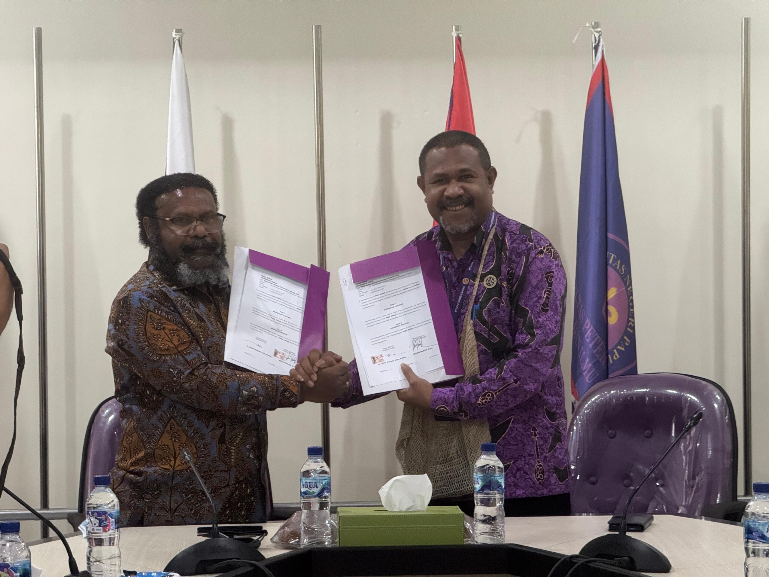 Bupati Tolikara Willem Wandik,S.Sos dan Rektor Unipa Dr. Hugo Warami, S.Pd, M.Hum sedang menunjukkan surat kerjasama usai tandatangani